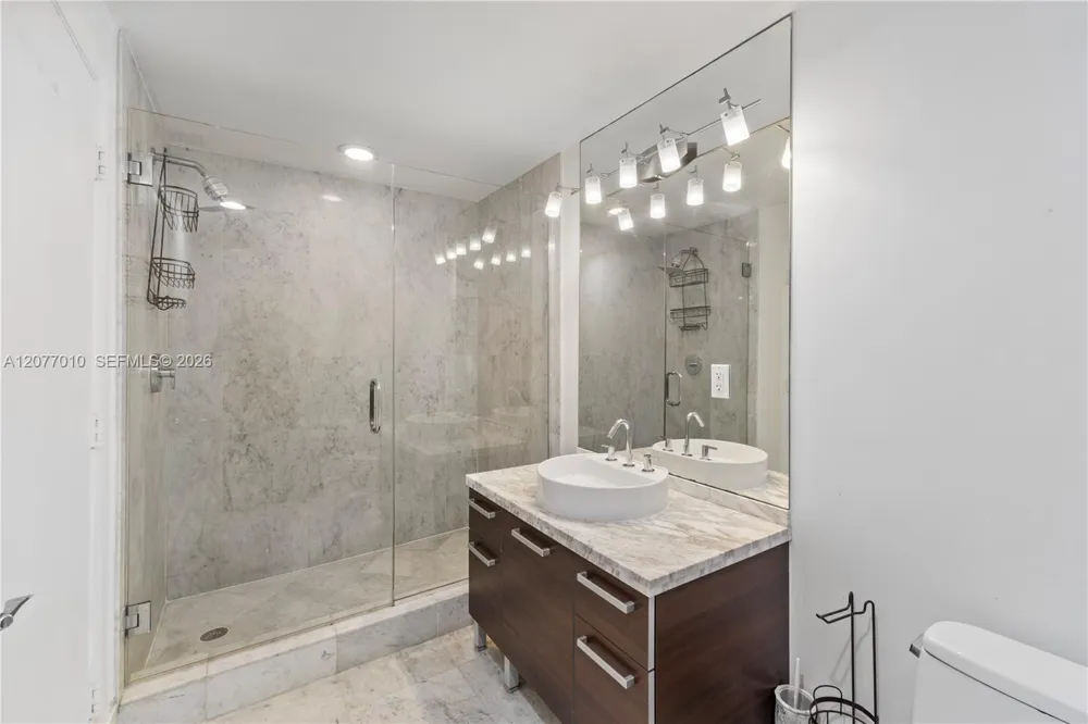 253 NE 2nd St #2104 Miami, FL 33132