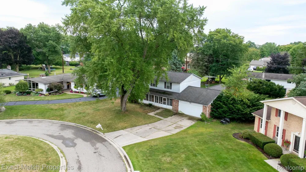 9438 W Shady Grove Court White Lake Charter Township, MI 48386