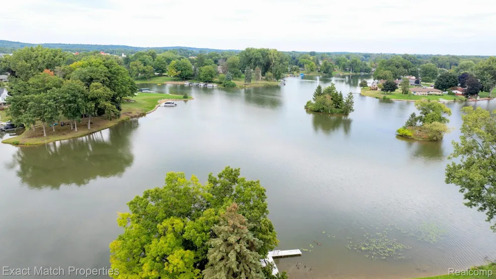 9438 W Shady Grove Court White Lake Charter Township, MI 48386