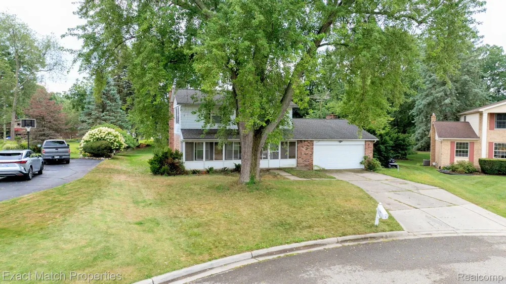 9438 W Shady Grove Court White Lake Charter Township, MI 48386