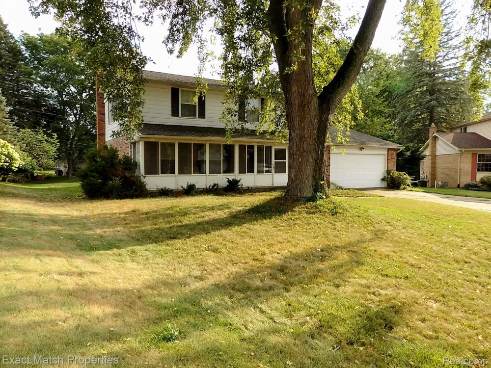 9438 W Shady Grove Court White Lake Charter Township, MI 48386