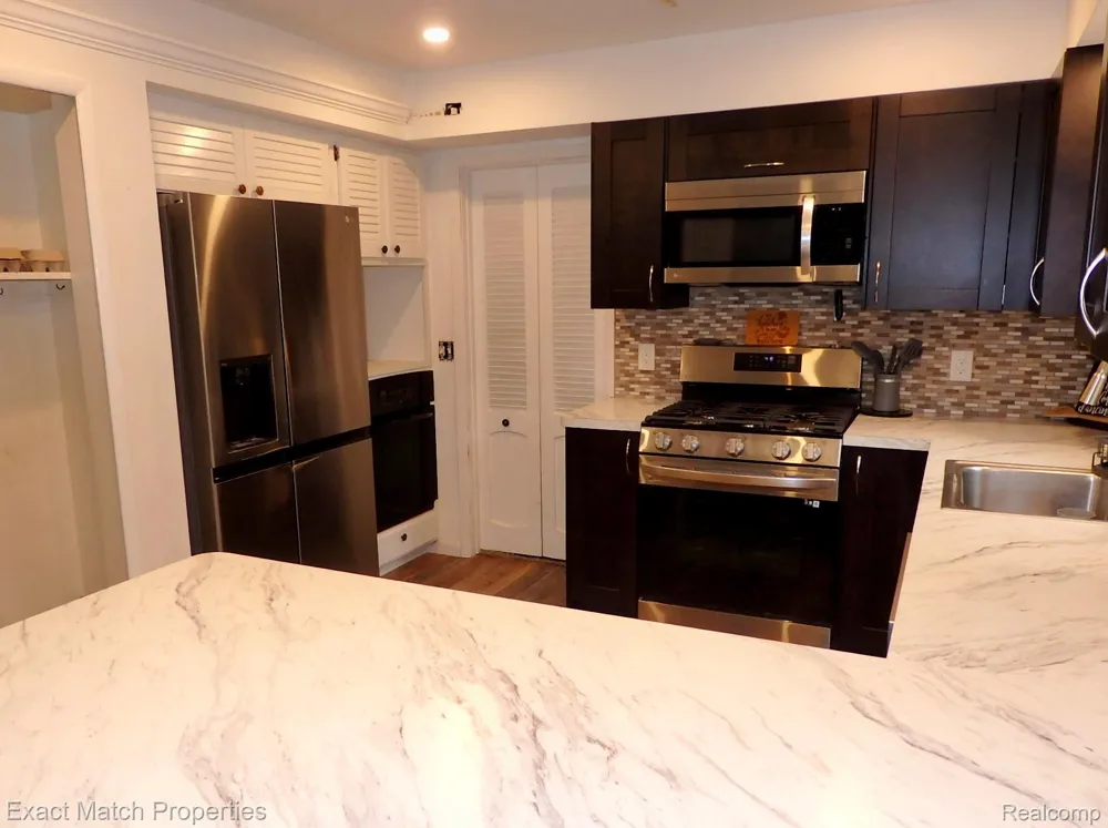 9438 W Shady Grove Court White Lake Charter Township, MI 48386