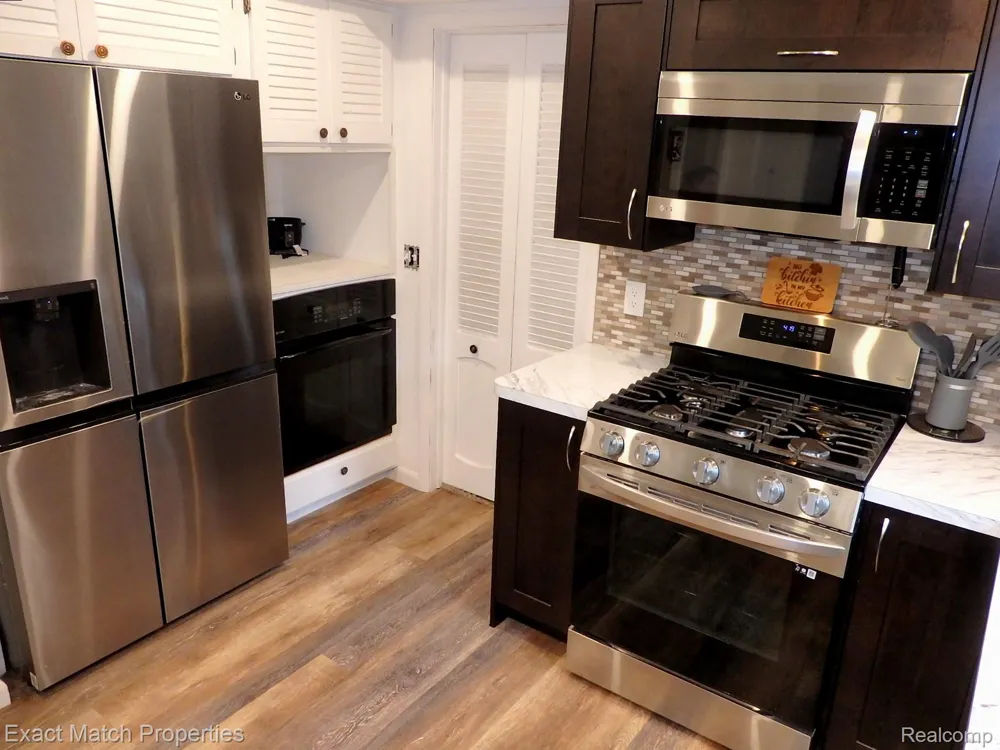 9438 W Shady Grove Court White Lake Charter Township, MI 48386