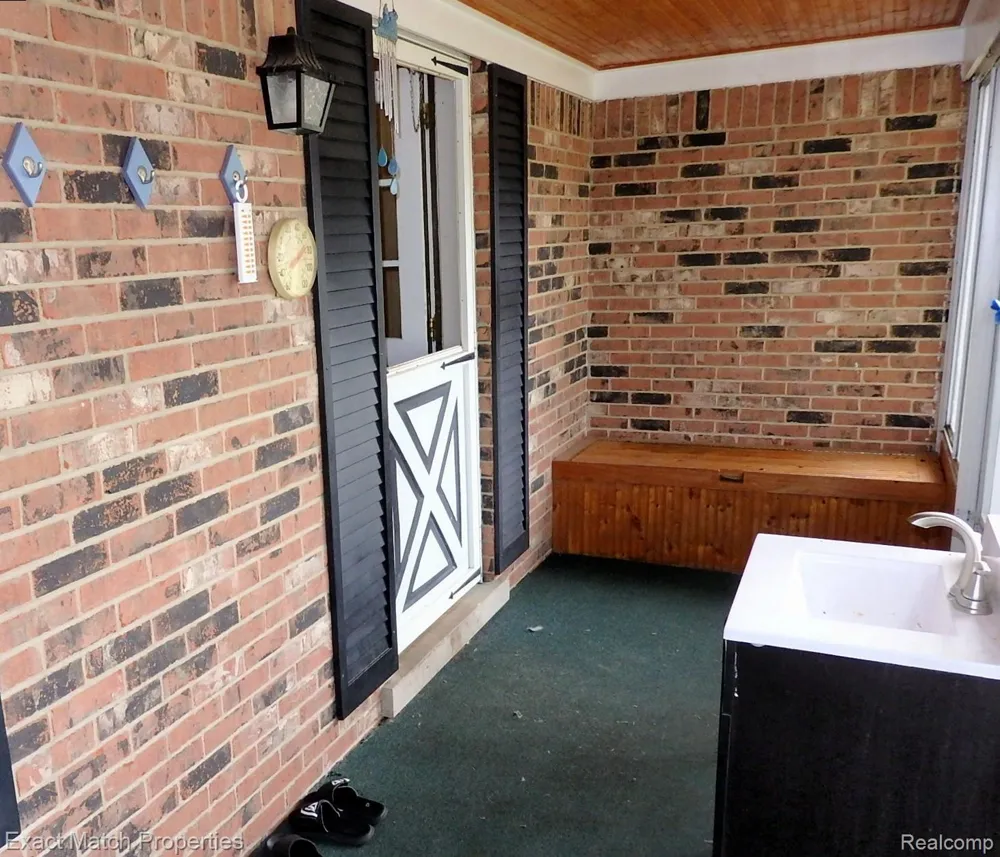9438 W Shady Grove Court White Lake Charter Township, MI 48386