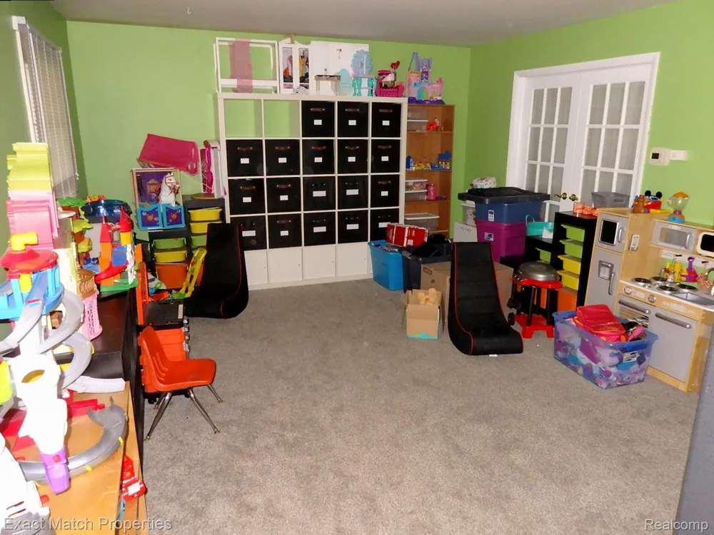 9438 W Shady Grove Court White Lake Charter Township, MI 48386