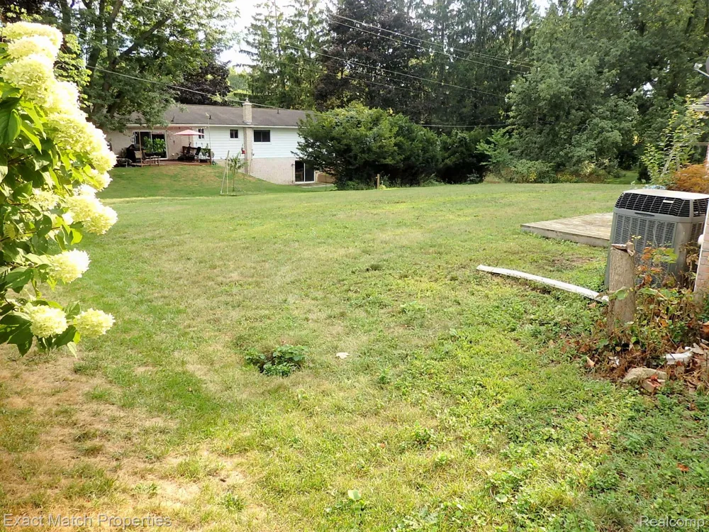 9438 W Shady Grove Court White Lake Charter Township, MI 48386