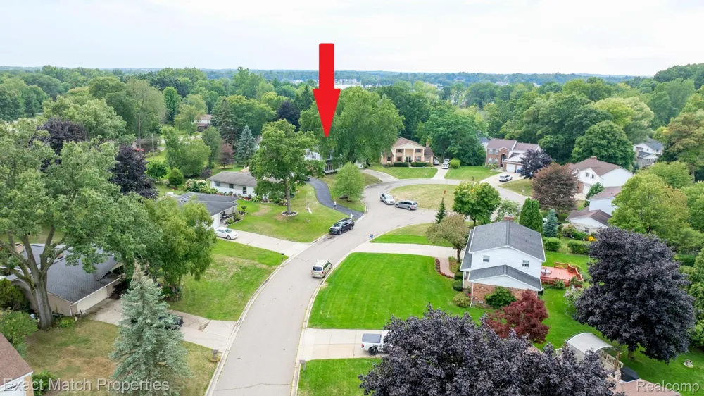 9438 W Shady Grove Court White Lake Charter Township, MI 48386
