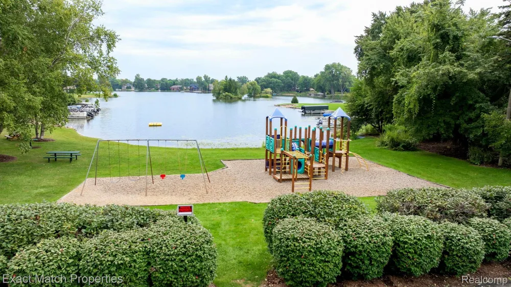 9438 W Shady Grove Court White Lake Charter Township, MI 48386