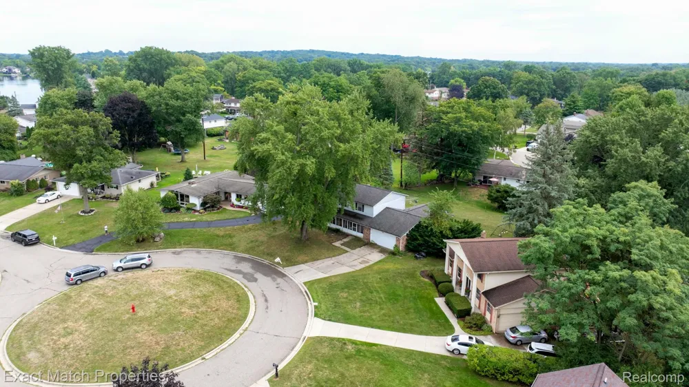 9438 W Shady Grove Court White Lake Charter Township, MI 48386