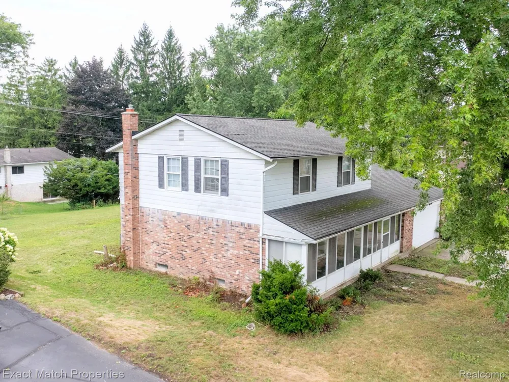 9438 W Shady Grove Court White Lake Charter Township, MI 48386