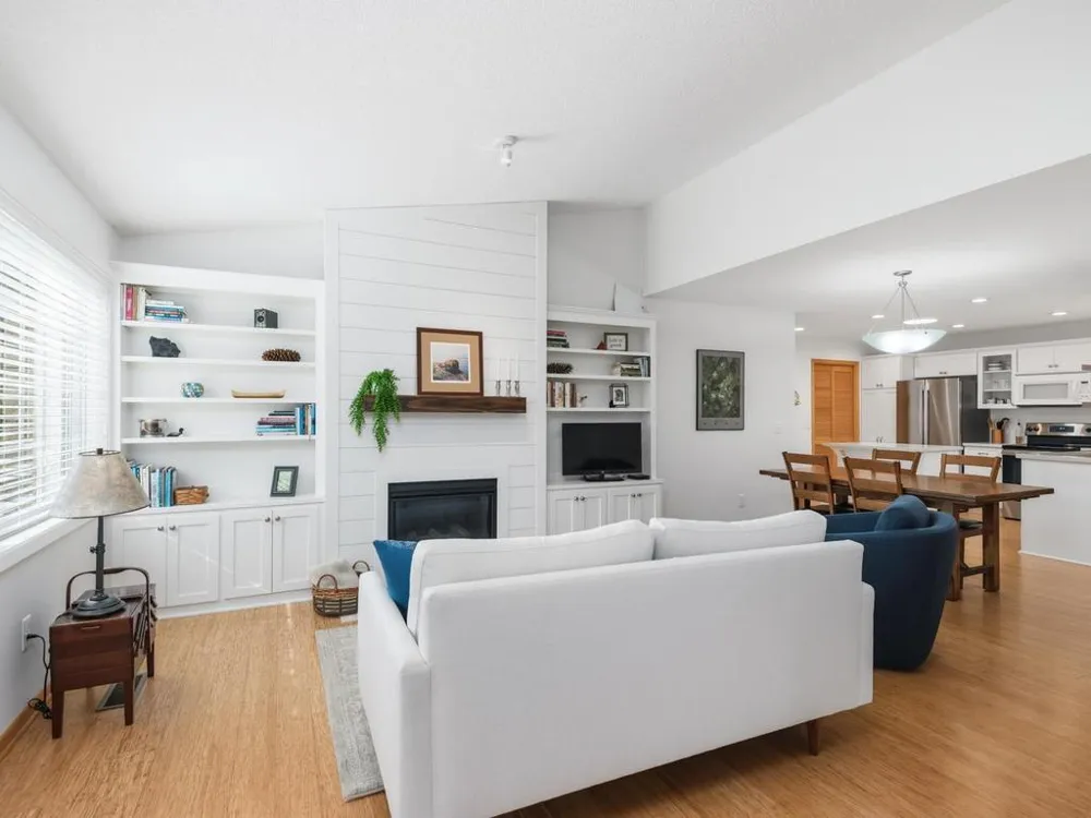 569 Mission Hills Drive Chanhassen, MN 55317