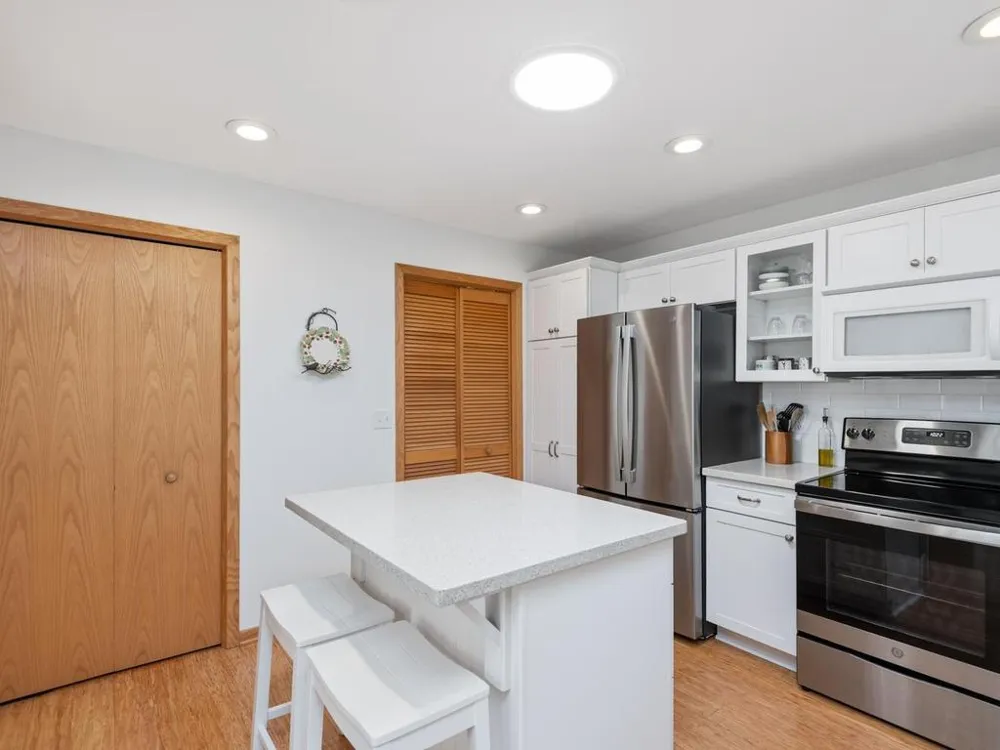 569 Mission Hills Drive Chanhassen, MN 55317