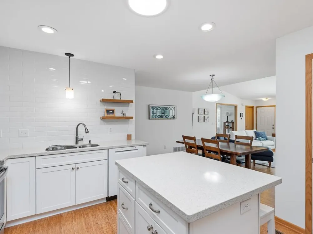 569 Mission Hills Drive Chanhassen, MN 55317