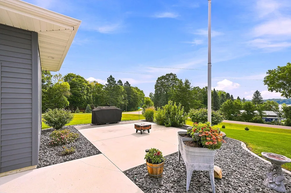 19135 Lake Volney Circle Le Center, MN 56057