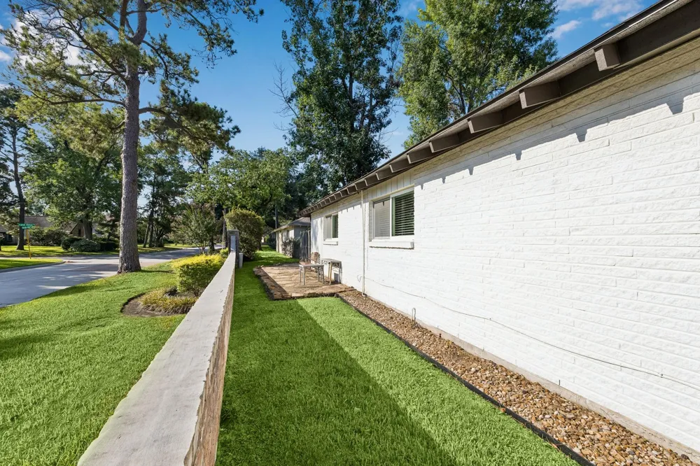 37 Champions Colony E Houston, TX 77069