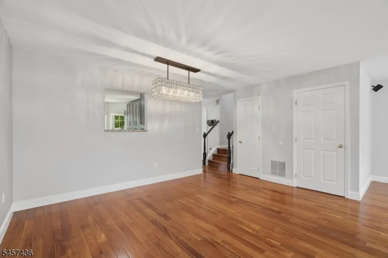 8 Ashley Ct Franklin, NJ 08873