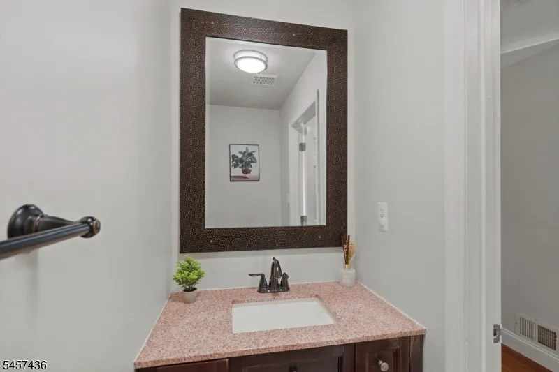 8 Ashley Ct Franklin, NJ 08873