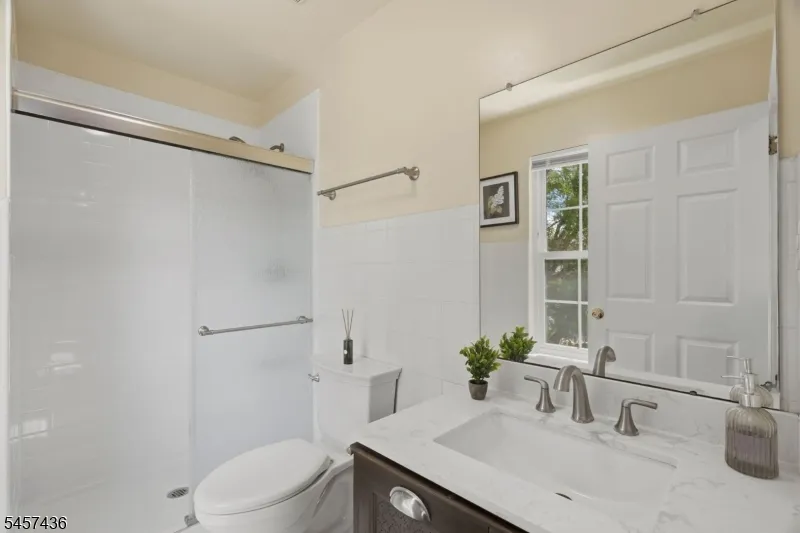 8 Ashley Ct Franklin, NJ 08873