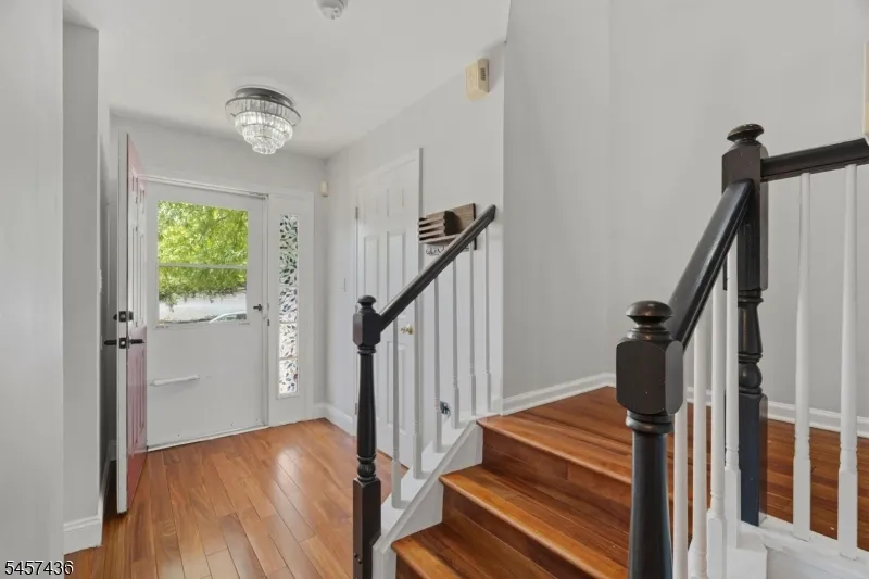 8 Ashley Ct Franklin, NJ 08873