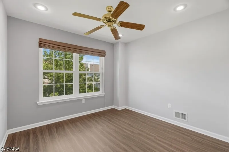 8 Ashley Ct Franklin, NJ 08873