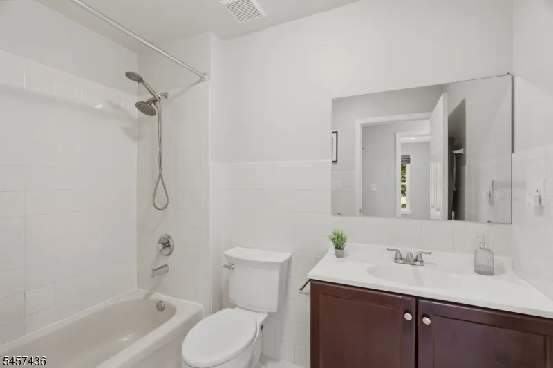 8 Ashley Ct Franklin, NJ 08873