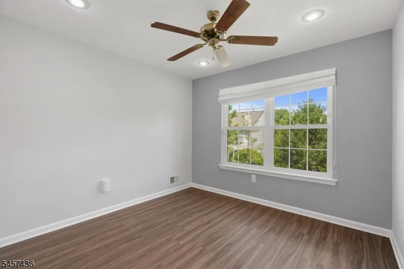 8 Ashley Ct Franklin, NJ 08873