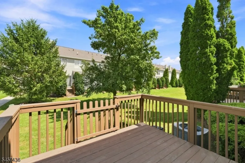 8 Ashley Ct Franklin, NJ 08873