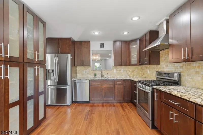 8 Ashley Ct Franklin, NJ 08873