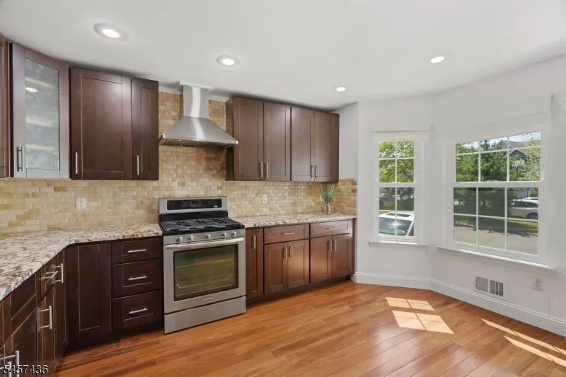 8 Ashley Ct Franklin, NJ 08873