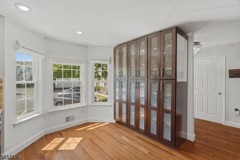 8 Ashley Ct Franklin, NJ 08873