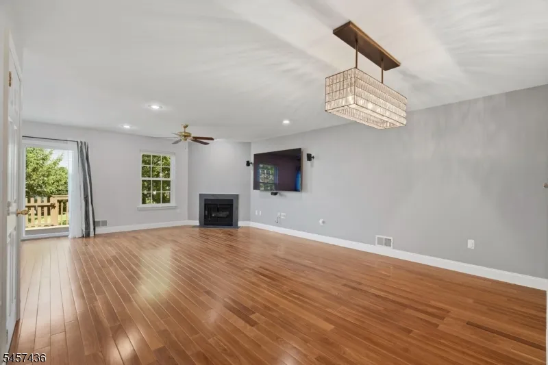8 Ashley Ct Franklin, NJ 08873