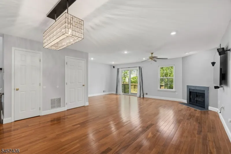 8 Ashley Ct Franklin, NJ 08873