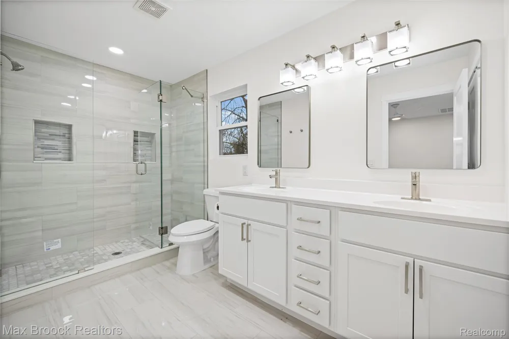 17348 Hilton Street Southfield City, MI 48075