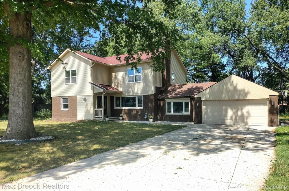 17348 Hilton Street Southfield City, MI 48075