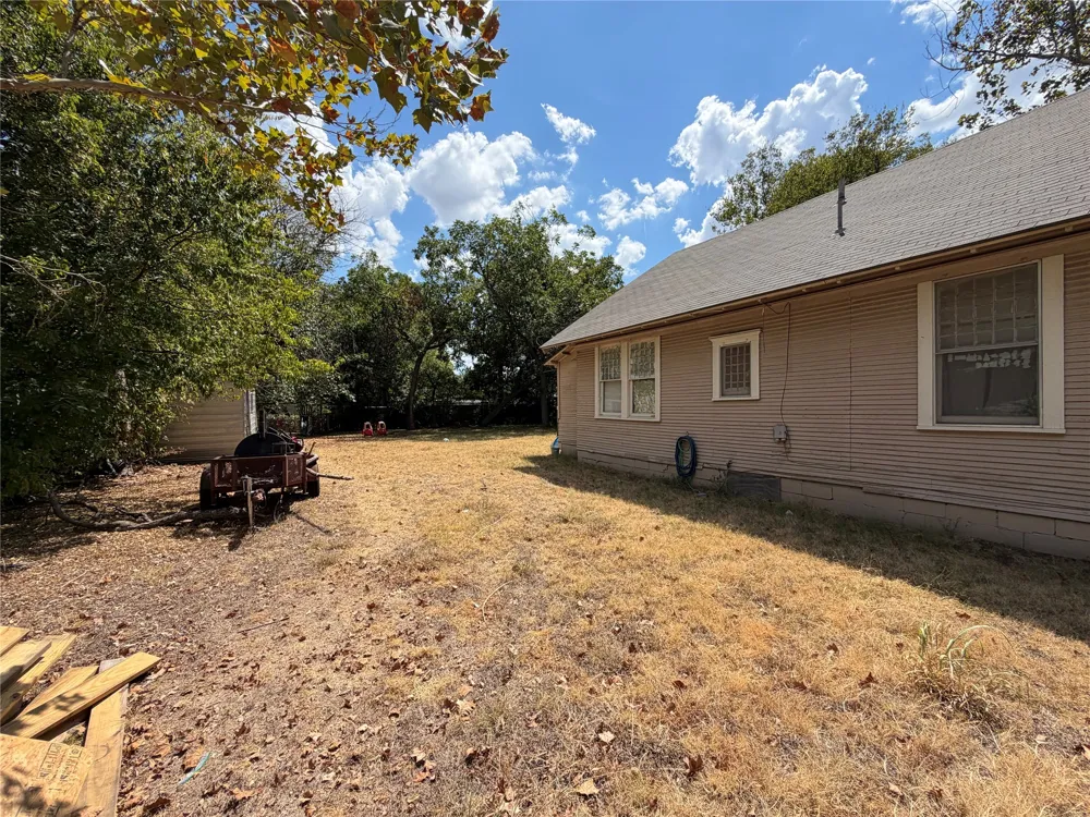 803 W Lone Star Avenue Cleburne, TX 76033