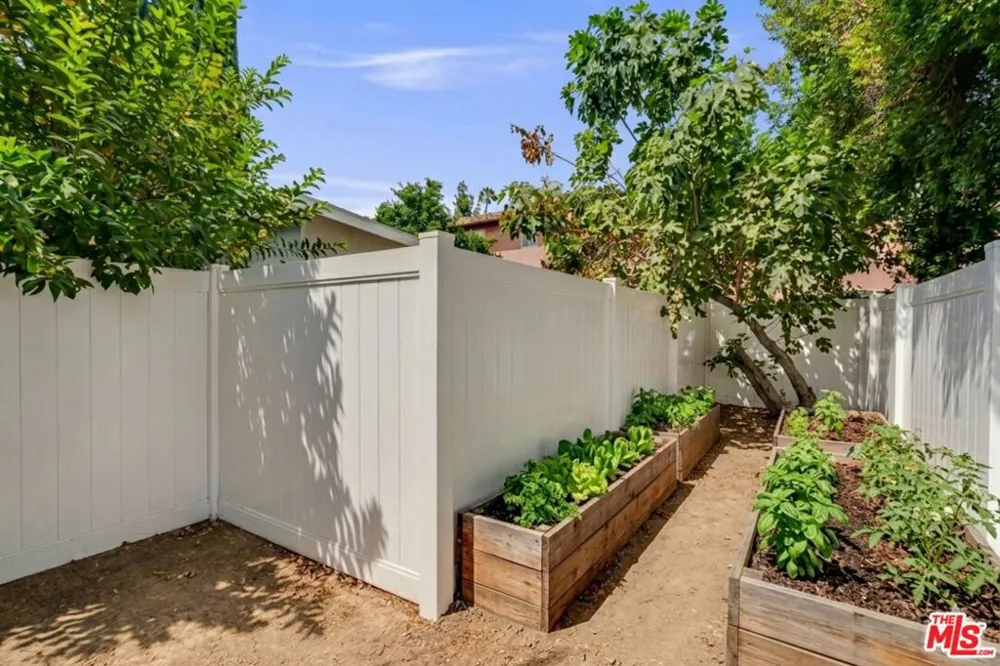 15905 Enadia Way Los Angeles, CA 91406