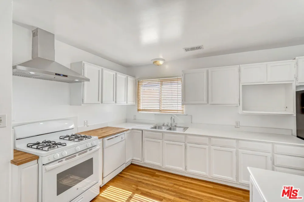 15905 Enadia Way Los Angeles, CA 91406