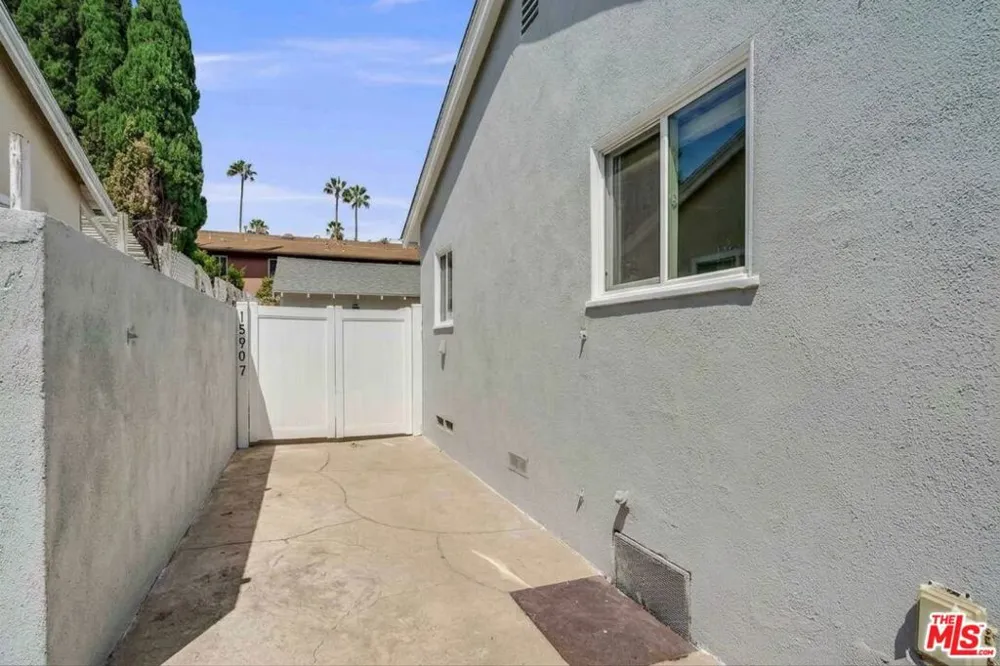 15905 Enadia Way Los Angeles, CA 91406
