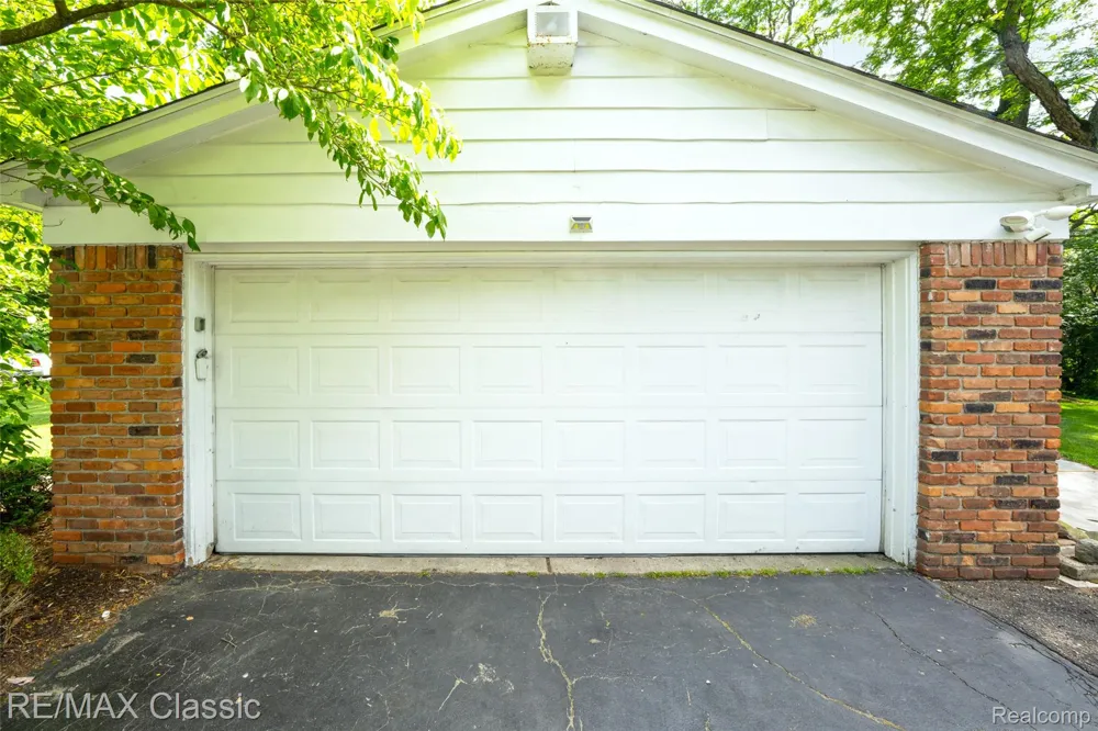 6638 Woodbank Drive Bloomfield Hills City, MI 48301