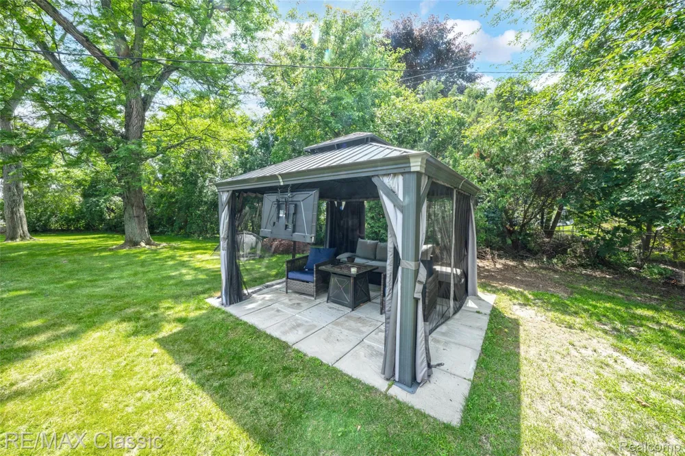 6638 Woodbank Drive Bloomfield Hills City, MI 48301