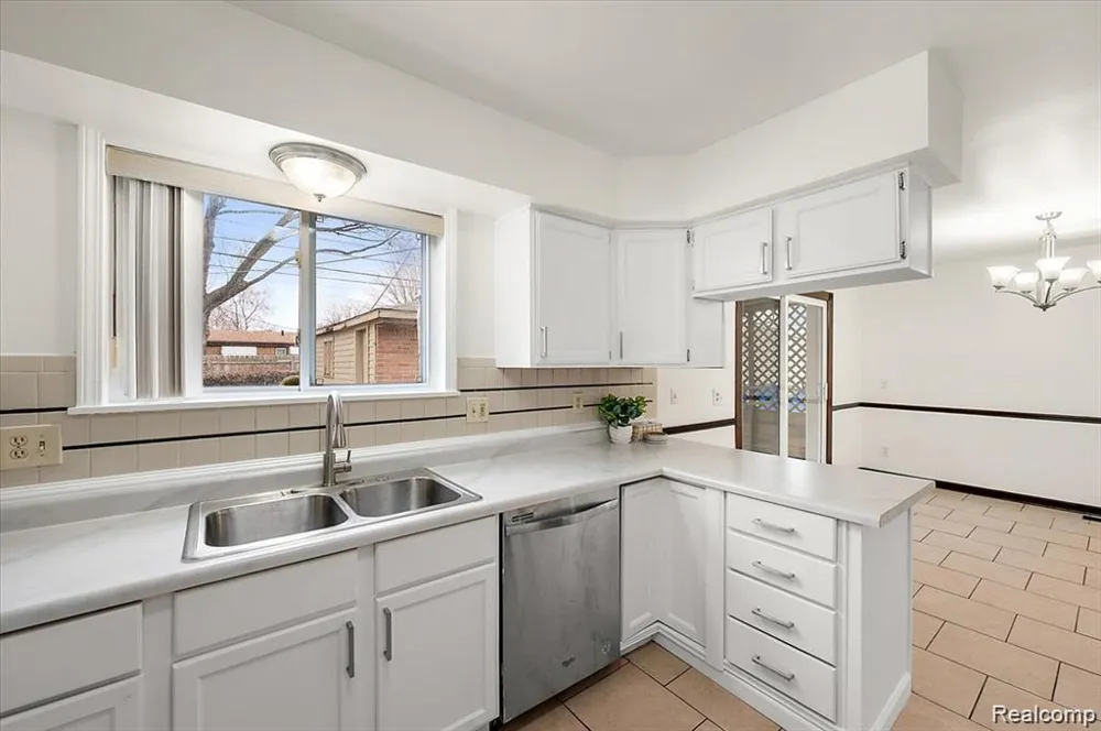 32416 EXETER DRIVE Warren City, MI 48092