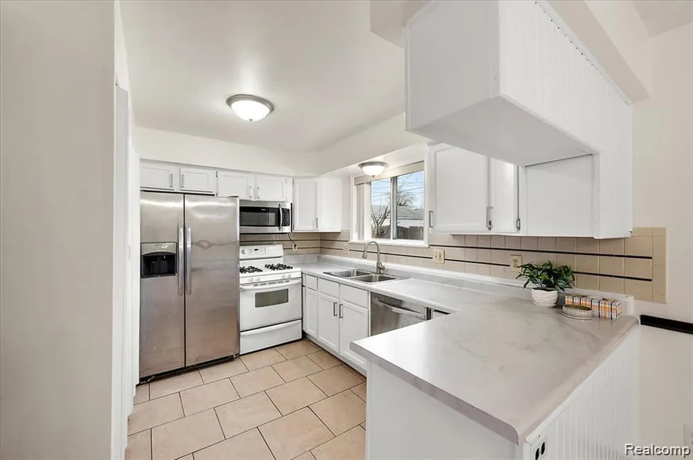 32416 EXETER DRIVE Warren City, MI 48092