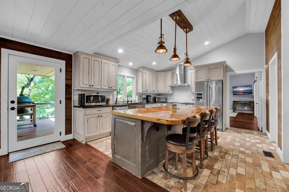 102 Pine Tree TRCE Lavonia, GA 30553