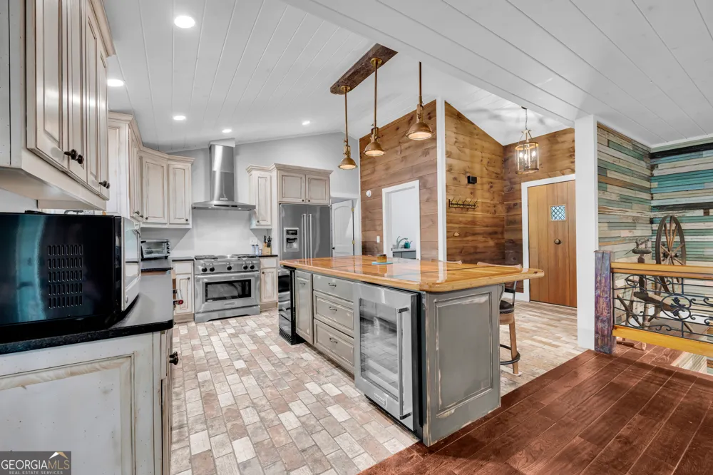 102 Pine Tree TRCE Lavonia, GA 30553
