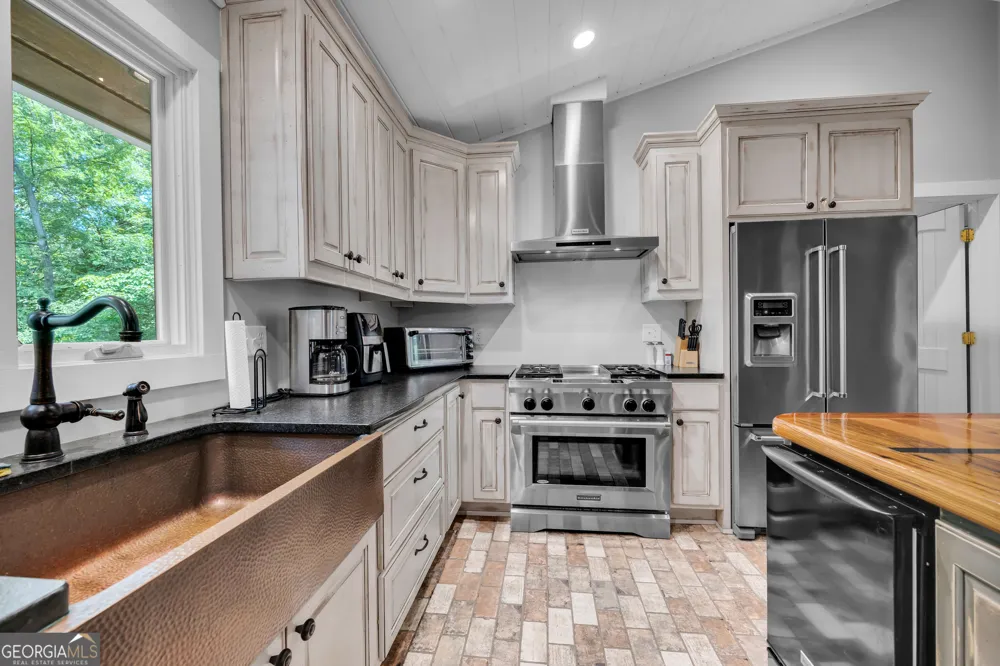 102 Pine Tree TRCE Lavonia, GA 30553