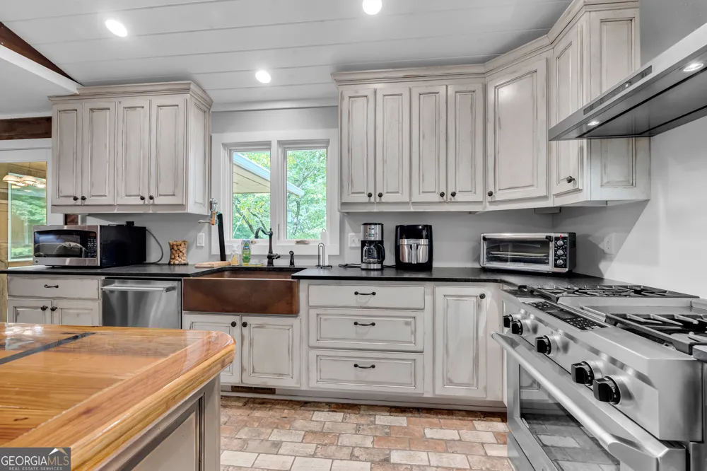102 Pine Tree TRCE Lavonia, GA 30553