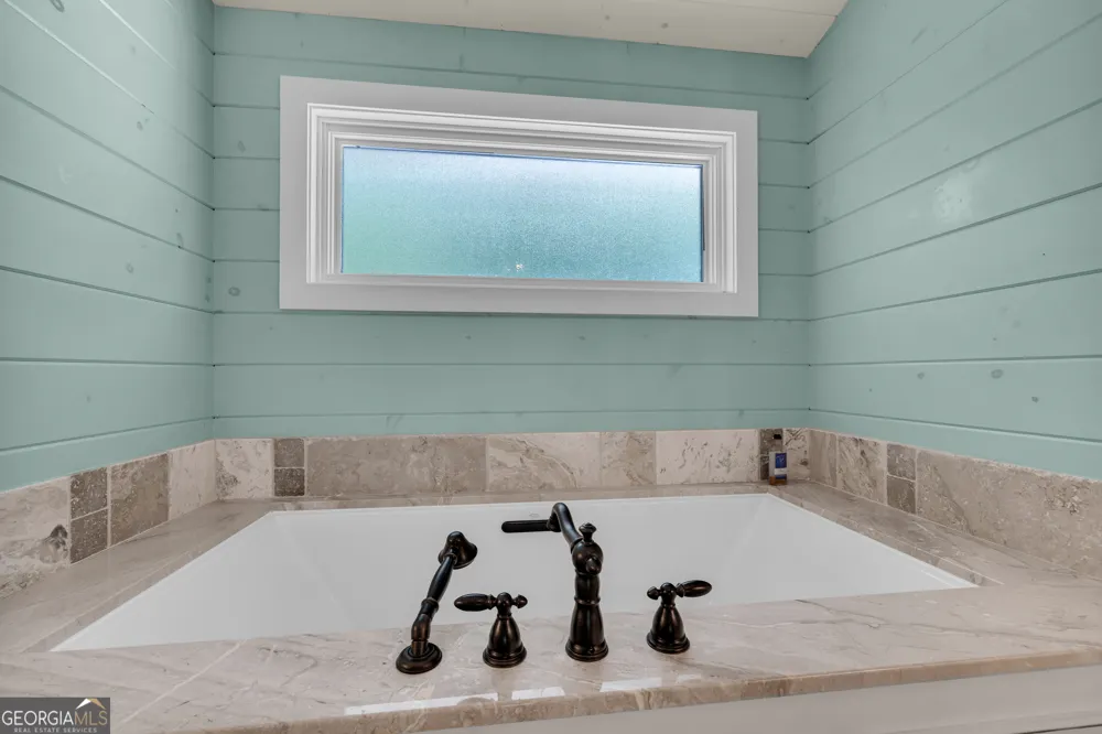 102 Pine Tree TRCE Lavonia, GA 30553