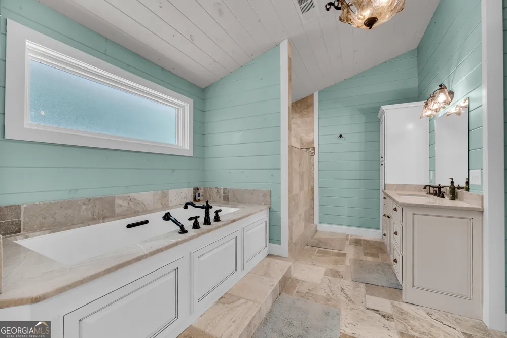 102 Pine Tree TRCE Lavonia, GA 30553