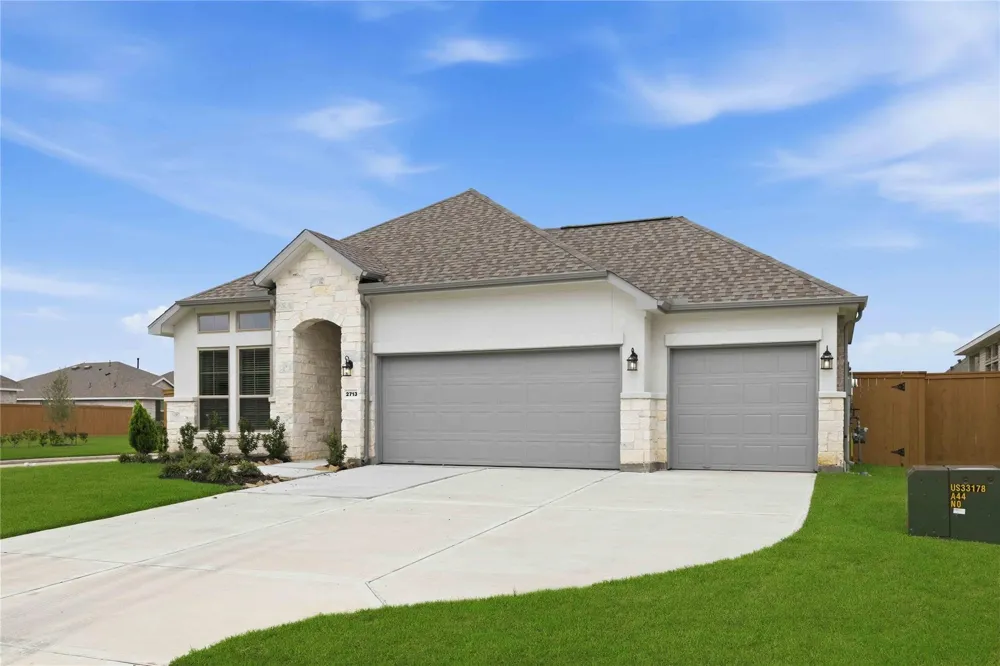 2713 Mackinac Bay Drive La Marque, TX 77568
