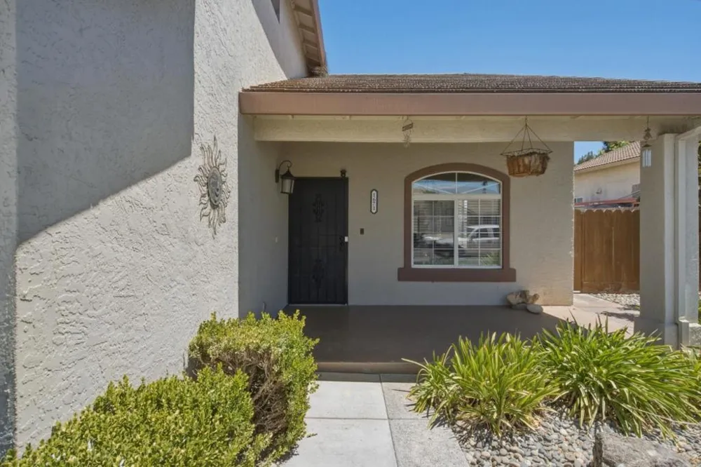 1671 El Camino De Vida Hollister, CA 95023
